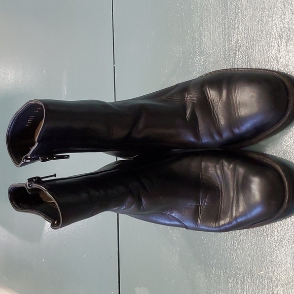 COLE HANN BLACK SOFT LEATHER BOOTIES. SIZE 6. INSIDE ZIPPER. VERY COMFORTABLE. - Picture 1 of 16